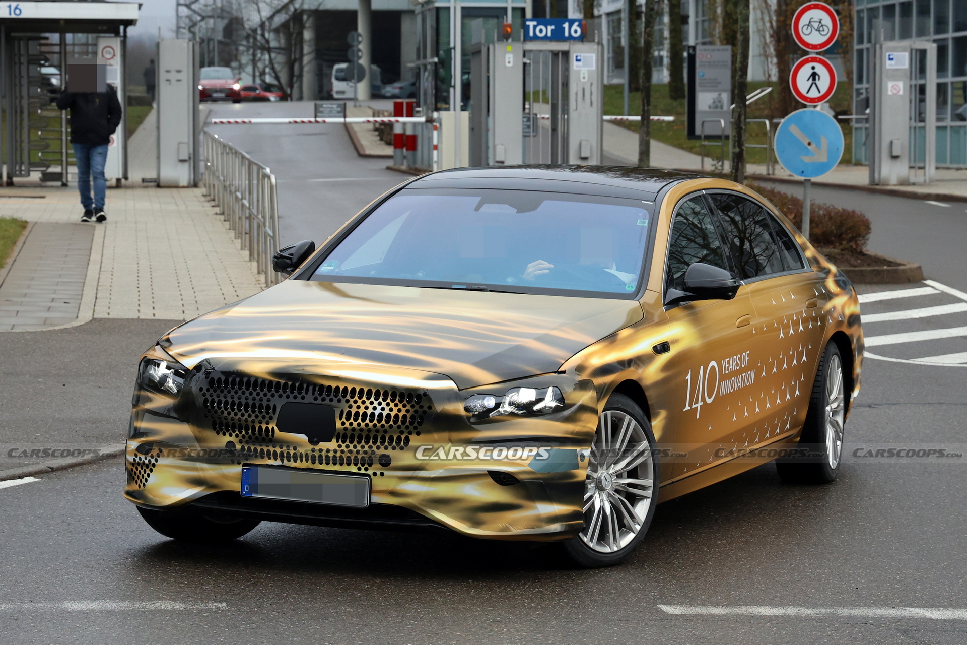 Новият Mercedes S-класа запазва V8 двигателя, но изхвърля коляновия си вал