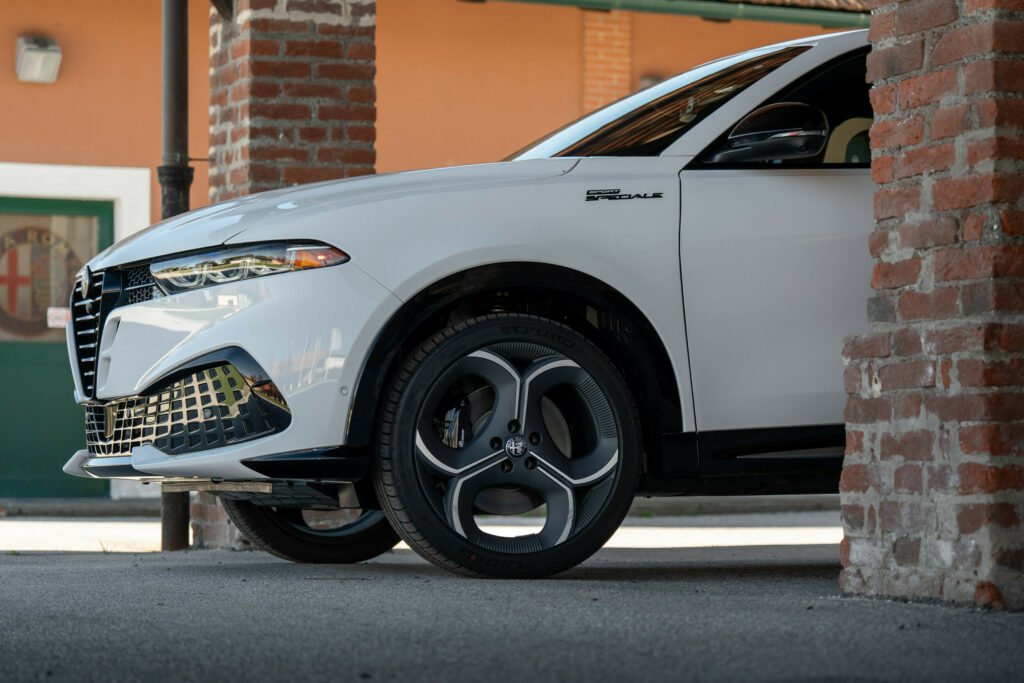 Автомобіль Alfa Romeo Tonale на дорозі