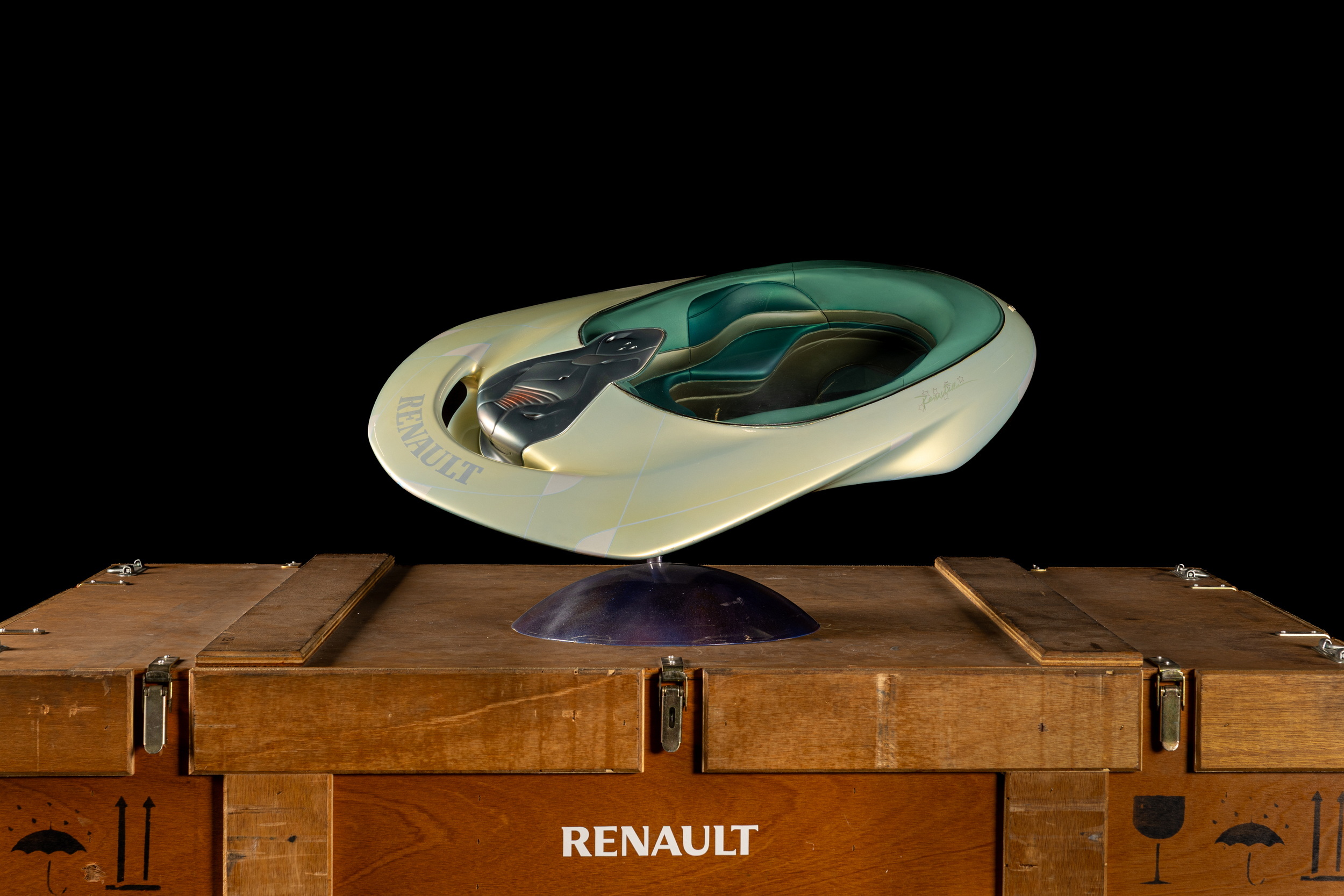 Flying saucer Renault “Reinastella” - Scale Model