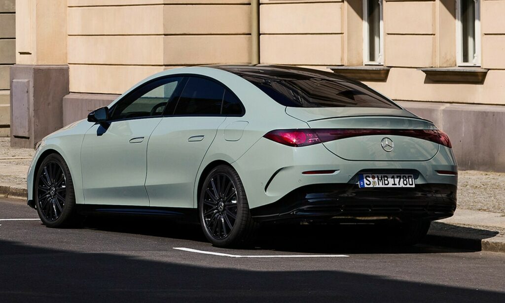 Mercedes CLA 220 Hybrid збоку