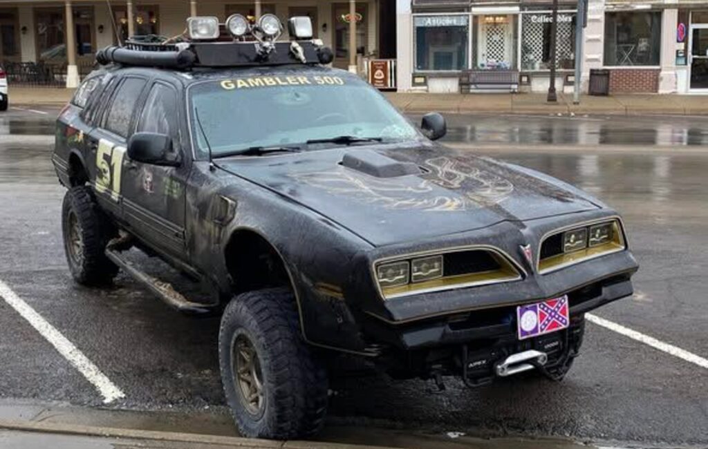 Задній вид гібридного Firebird SUV