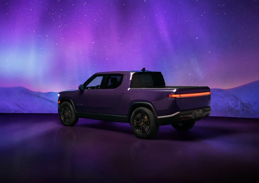 Rivian R1S у новому кольорі Borealis з бронзовими дисками