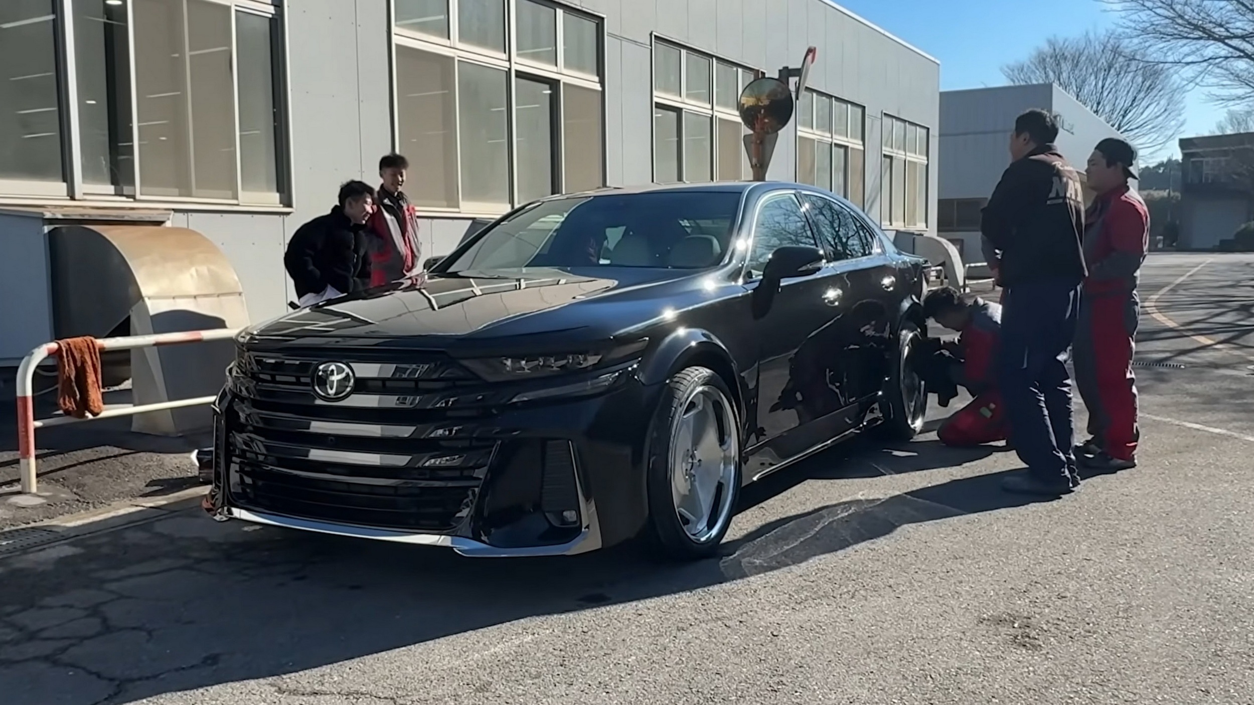 Перш ніж Lexus перетворив LS на мінівен, вони перетворили мінівен на седан