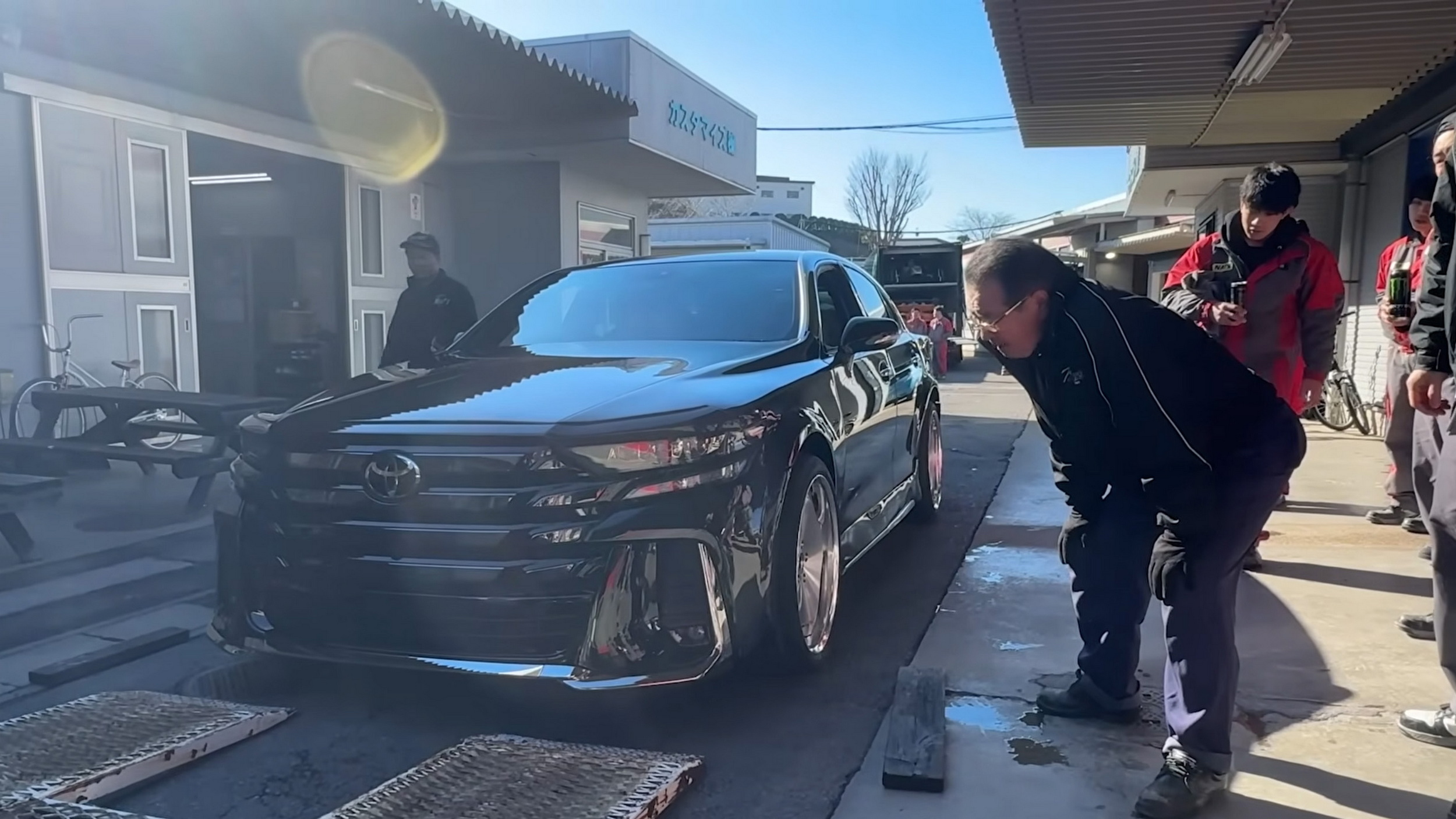 Перш ніж Lexus перетворив LS на мінівен, вони перетворили мінівен на седан