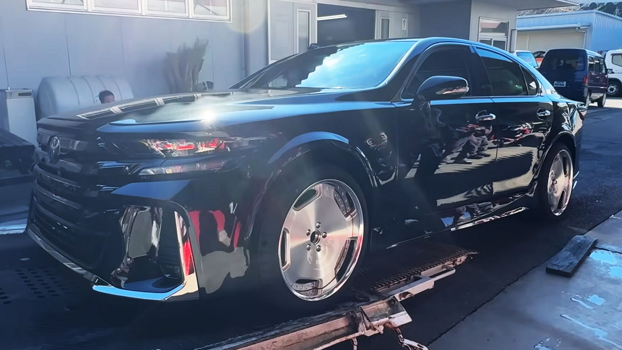 Перш ніж Lexus перетворив LS на мінівен, вони перетворили мінівен на седан