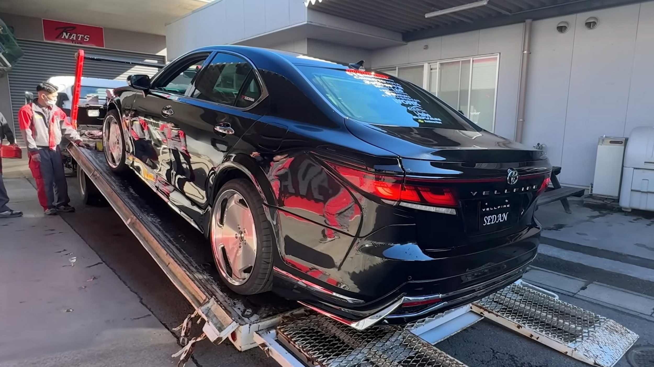 Перш ніж Lexus перетворив LS на мінівен, вони перетворили мінівен на седан