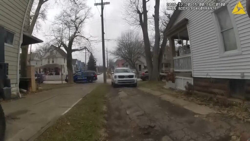 Діти у віці 8 років розбили вкрадений автомобіль об будинок, а потім запитали, чи Санта все ще принесе подарунки