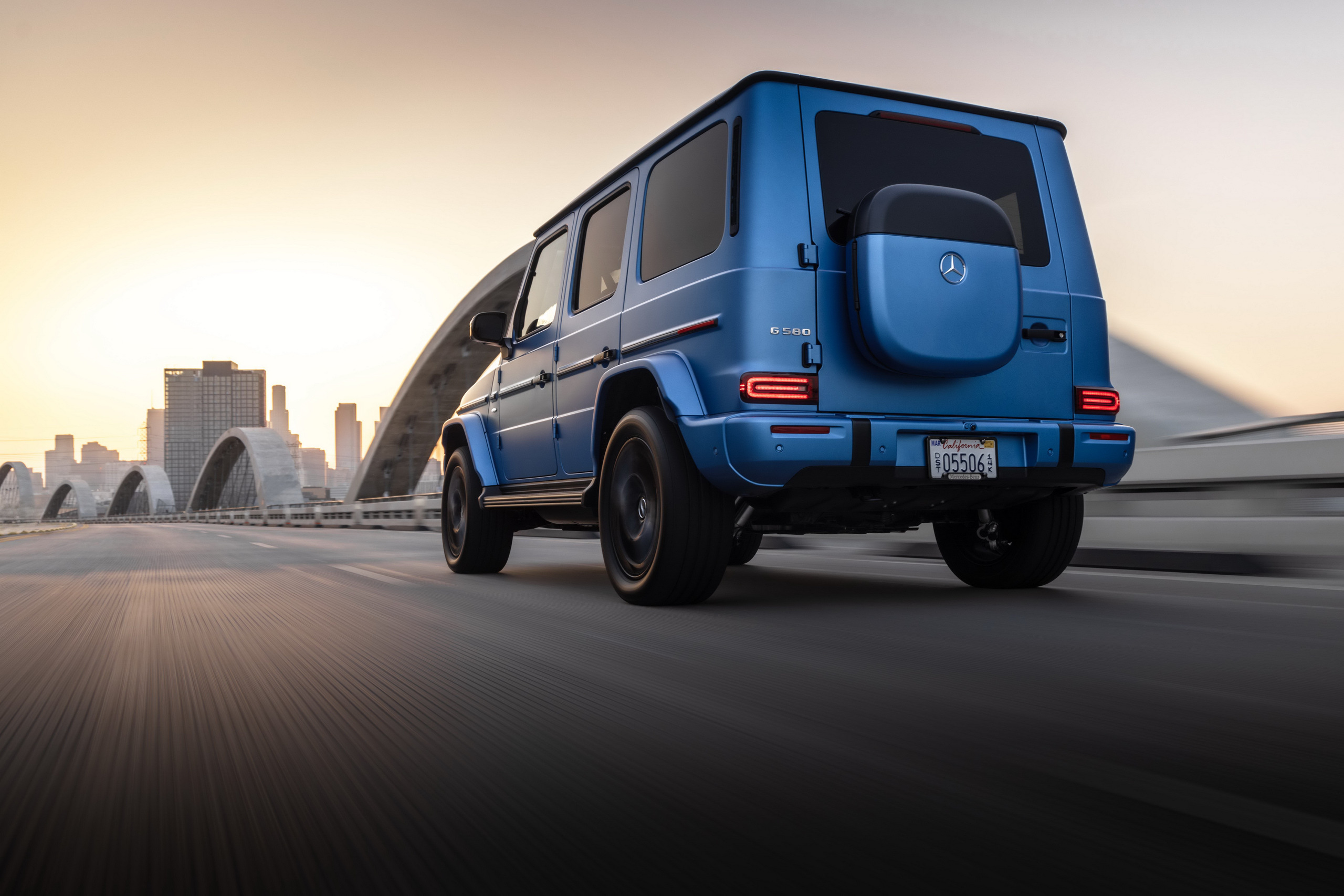 2025_MercedesBenz_G580_07-source