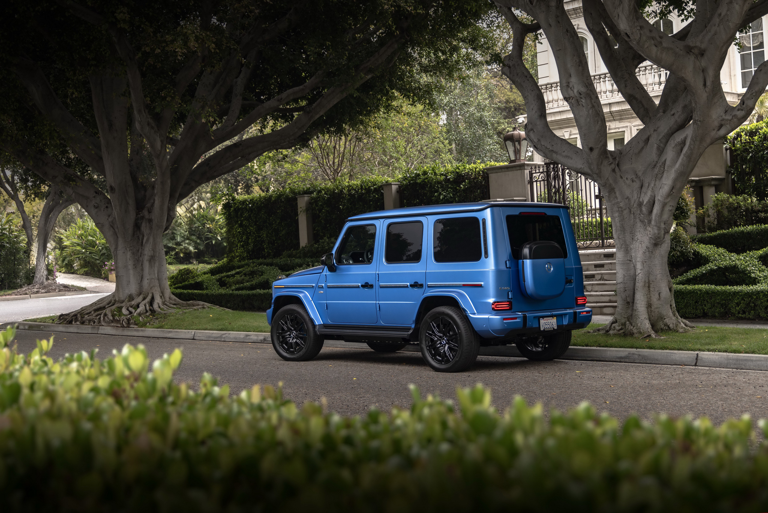 2025_MercedesBenz_G580_38-source
