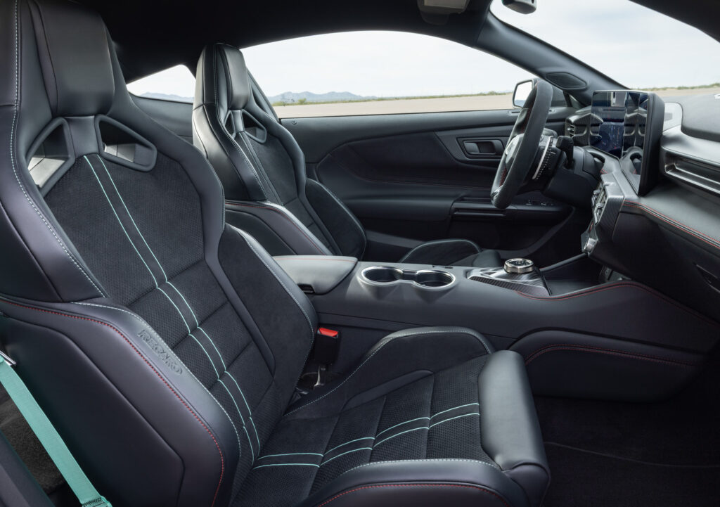 Інтер'єр та деталі Ford Mustang Dark Horse SC