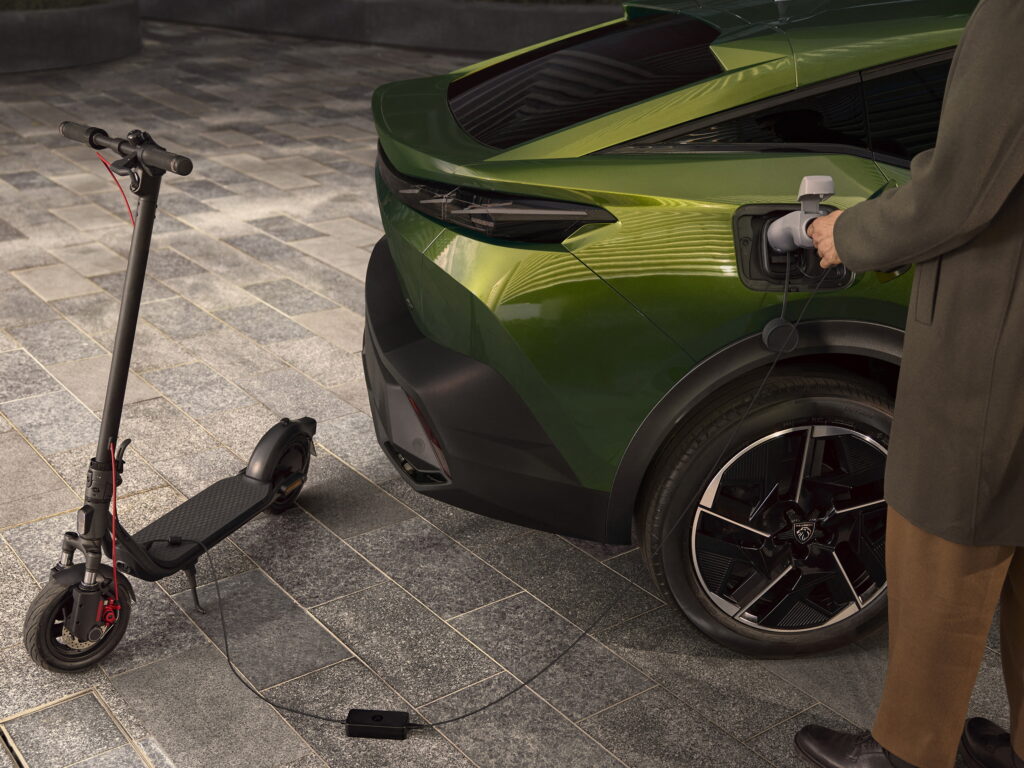 Салон та прилади Peugeot 408