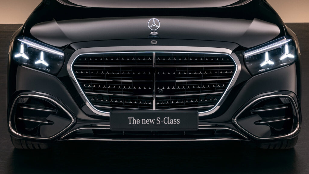  New S-Class Uses 50,000 LEDs To Light Nearly Six Football Fields Ahead