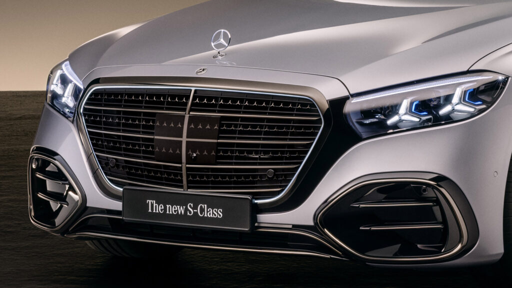  New S-Class Uses 50,000 LEDs To Light Nearly Six Football Fields Ahead