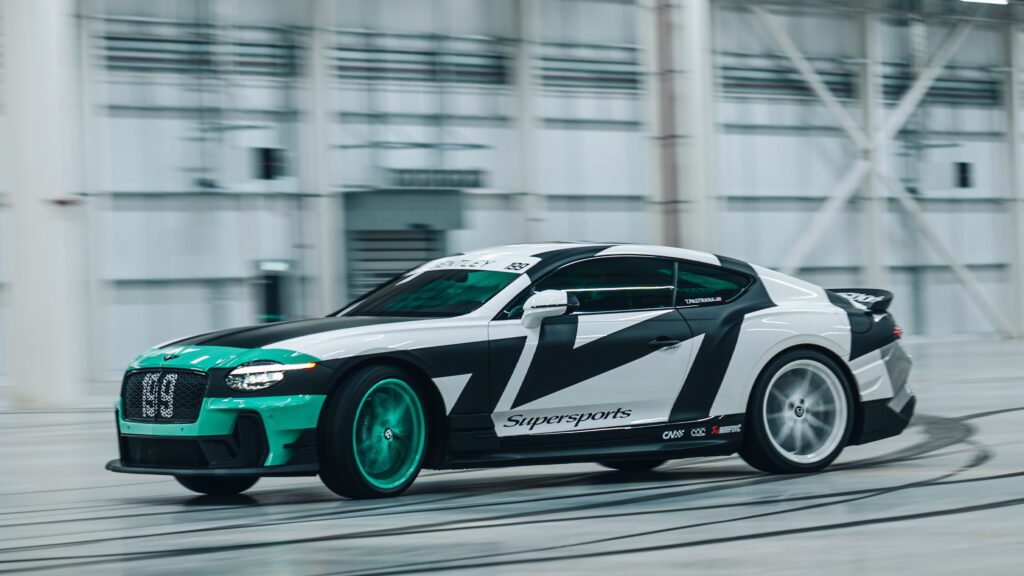 Камуфльований Bentley Urban SUV в кадрі відео