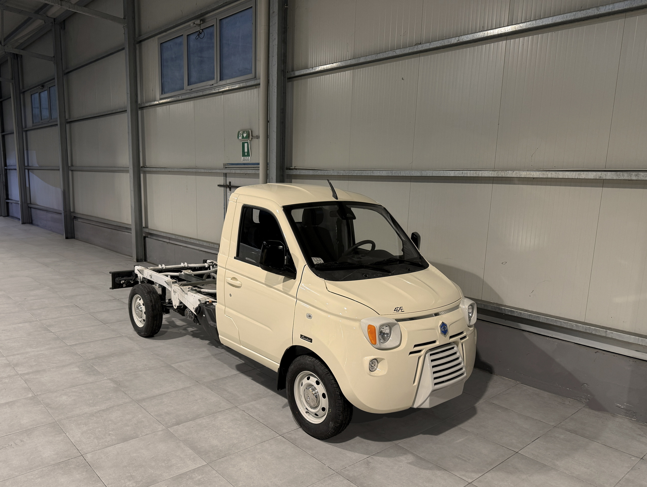 Цей ретро-комплект перетворює робочу вантажівку Piaggio на щось прямо з 1978 року