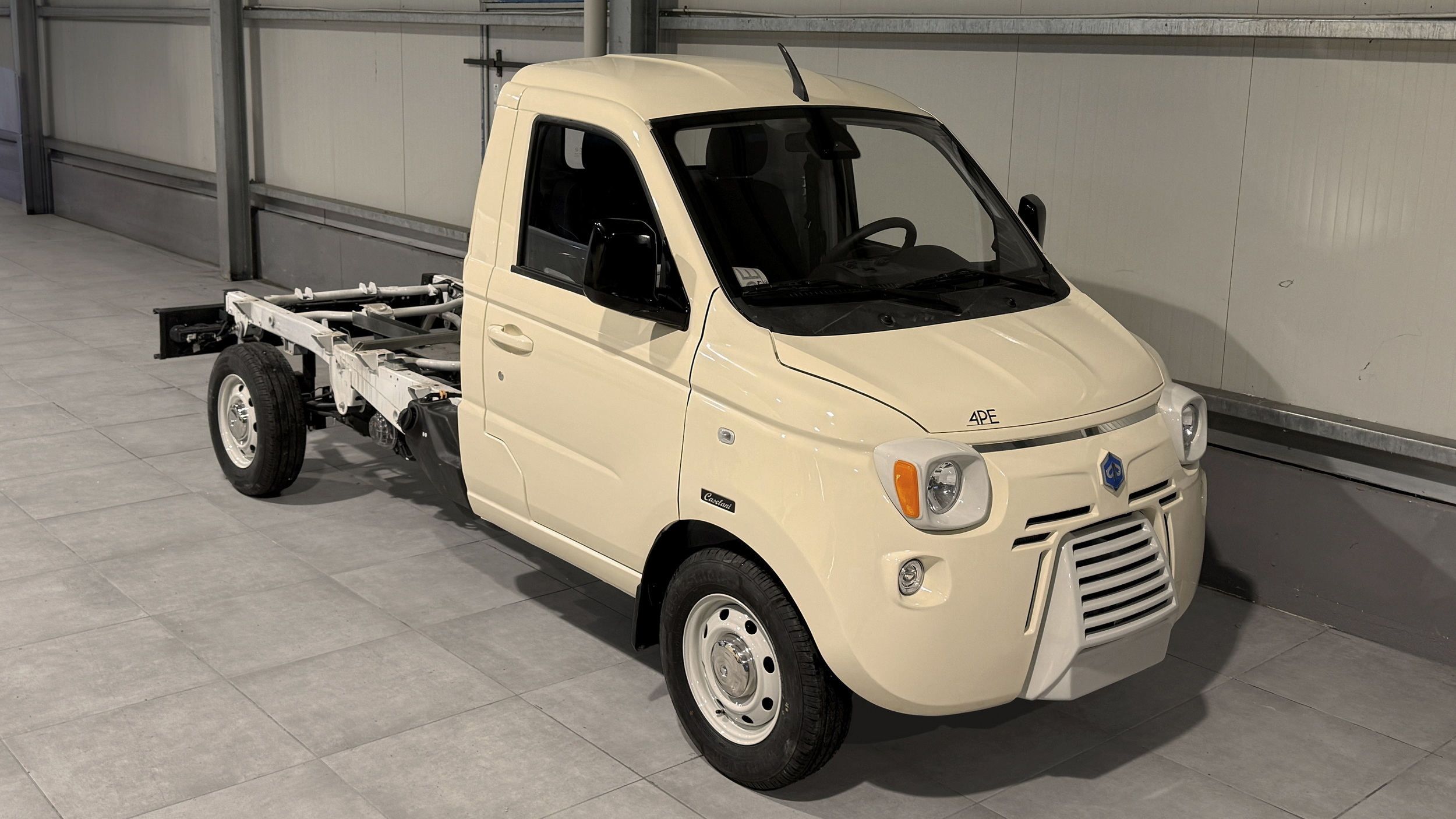 Цей ретро-комплект перетворює робочу вантажівку Piaggio на щось прямо з 1978 року