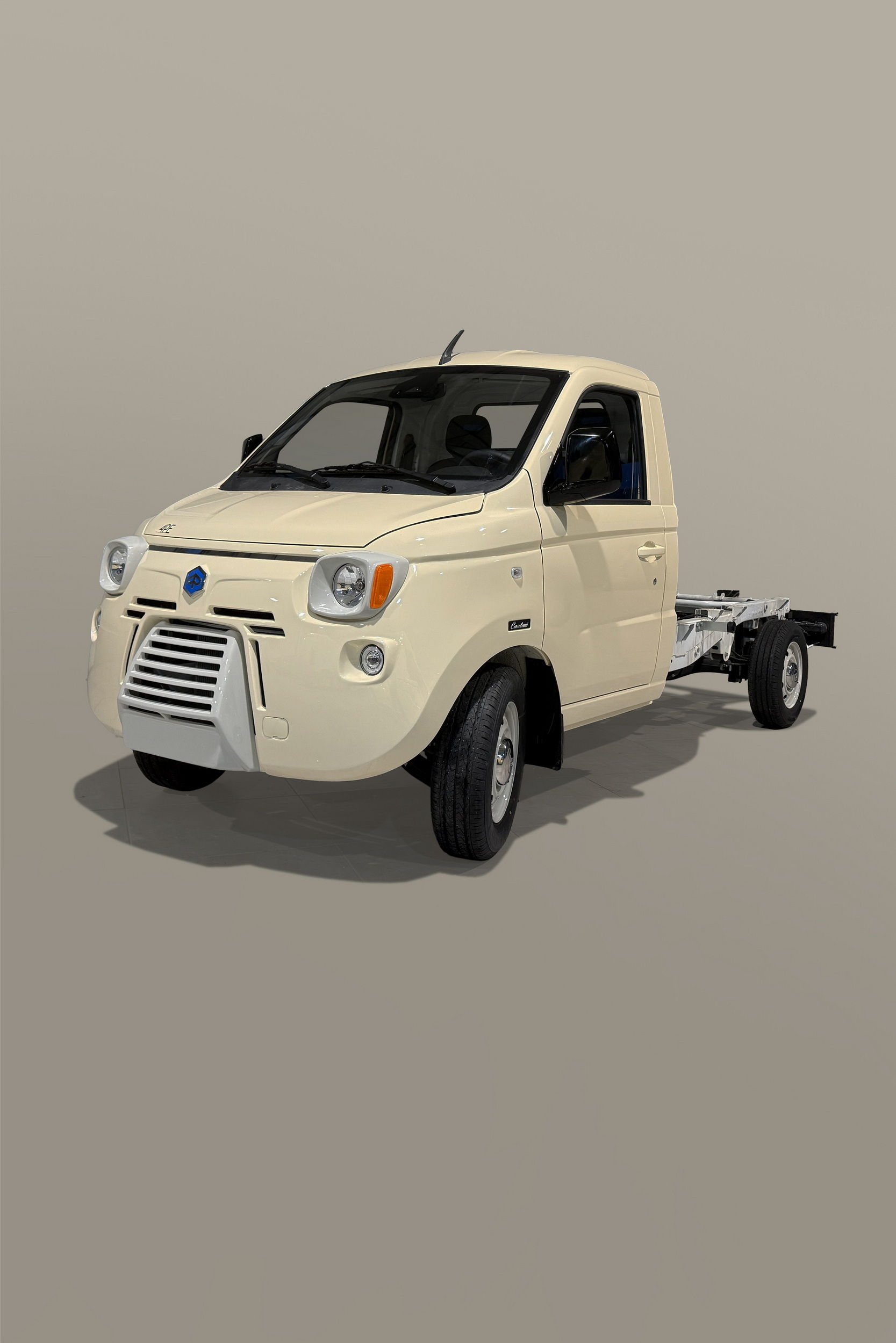 Цей ретро-комплект перетворює робочу вантажівку Piaggio на щось прямо з 1978 року