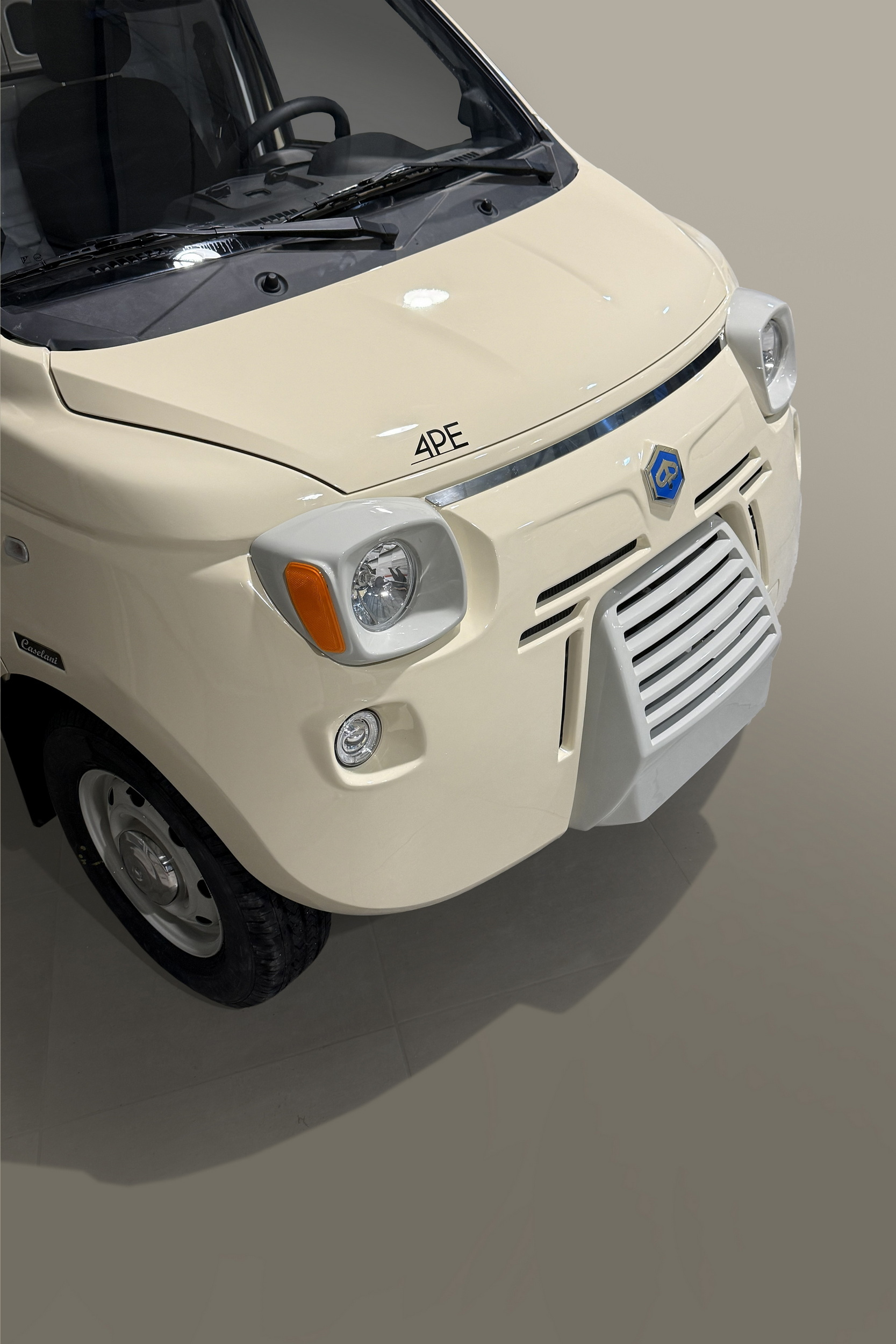 Цей ретро-комплект перетворює робочу вантажівку Piaggio на щось прямо з 1978 року