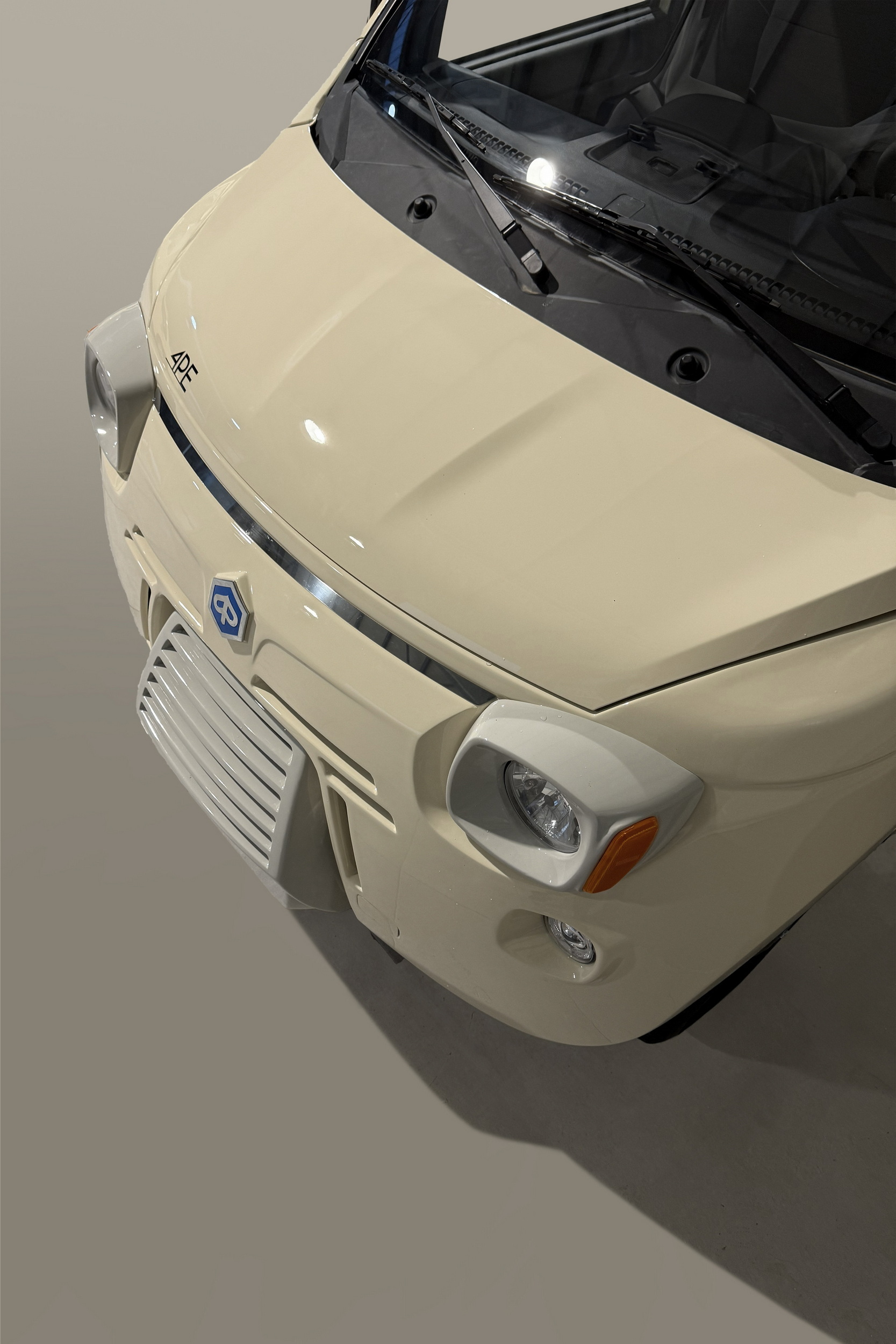 Цей ретро-комплект перетворює робочу вантажівку Piaggio на щось прямо з 1978 року