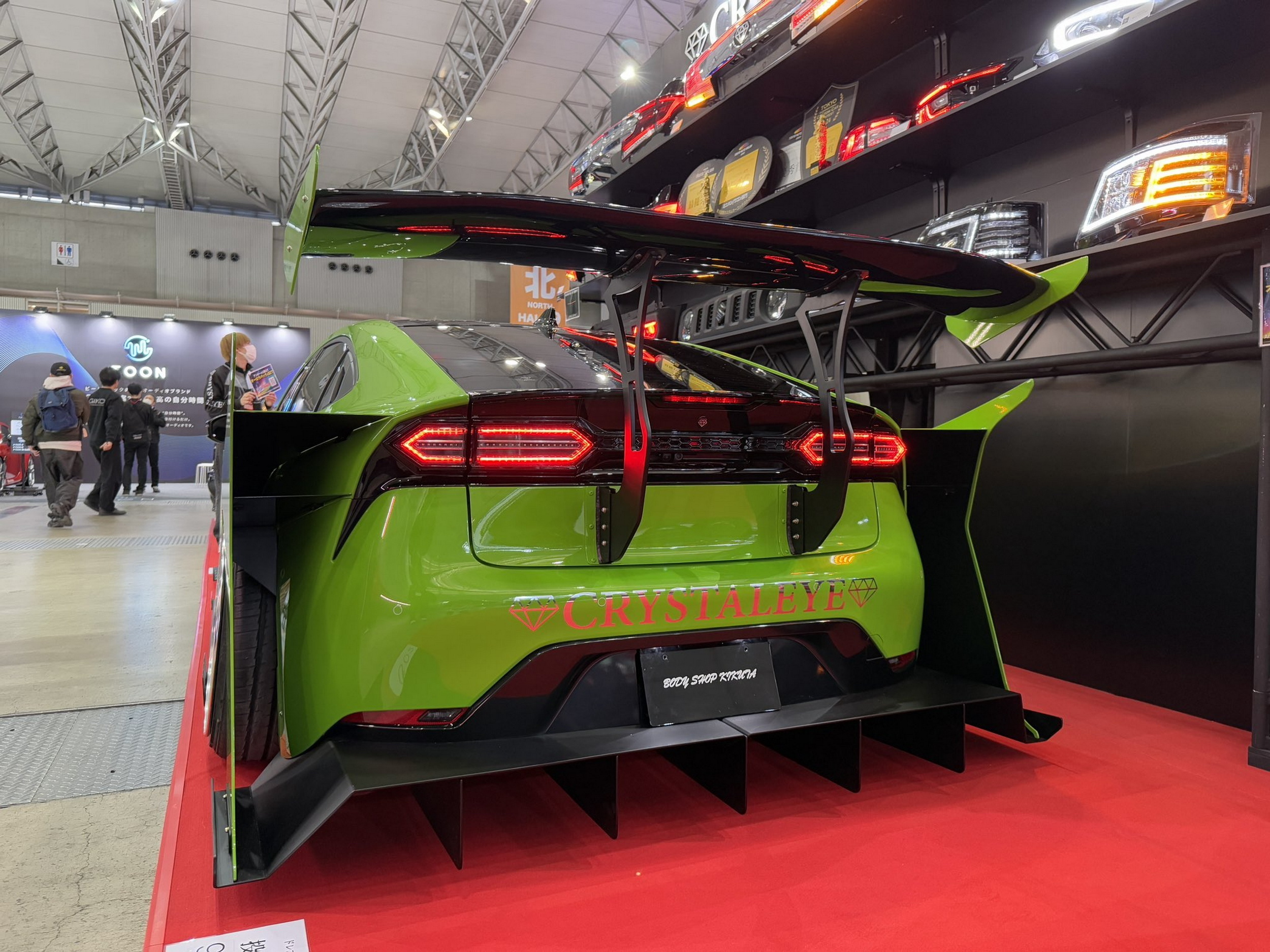 Цей Prius виглядає так, ніби втік з аніме-стріт-рейсингу