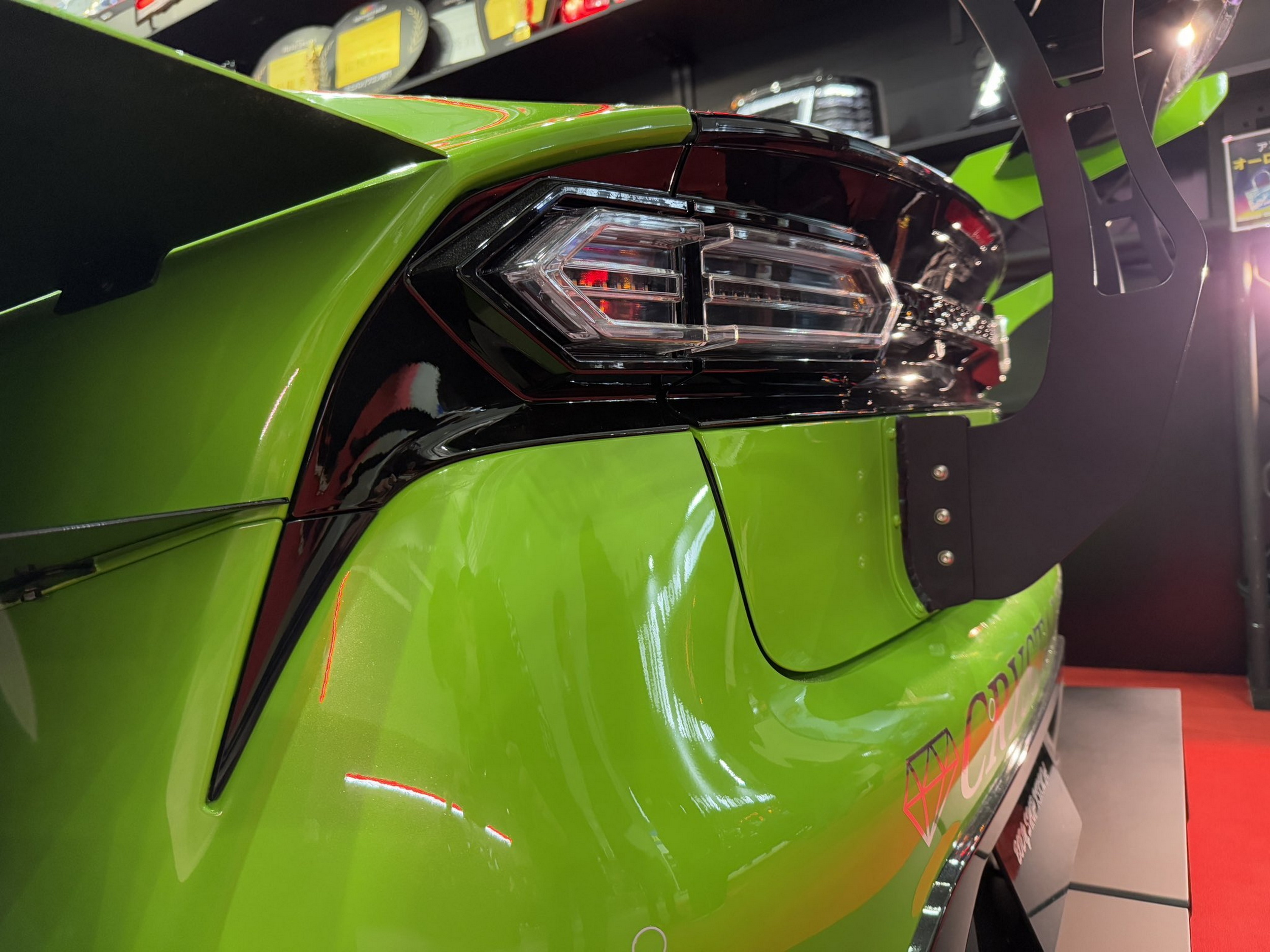 Цей Prius виглядає так, ніби втік з аніме-стріт-рейсингу