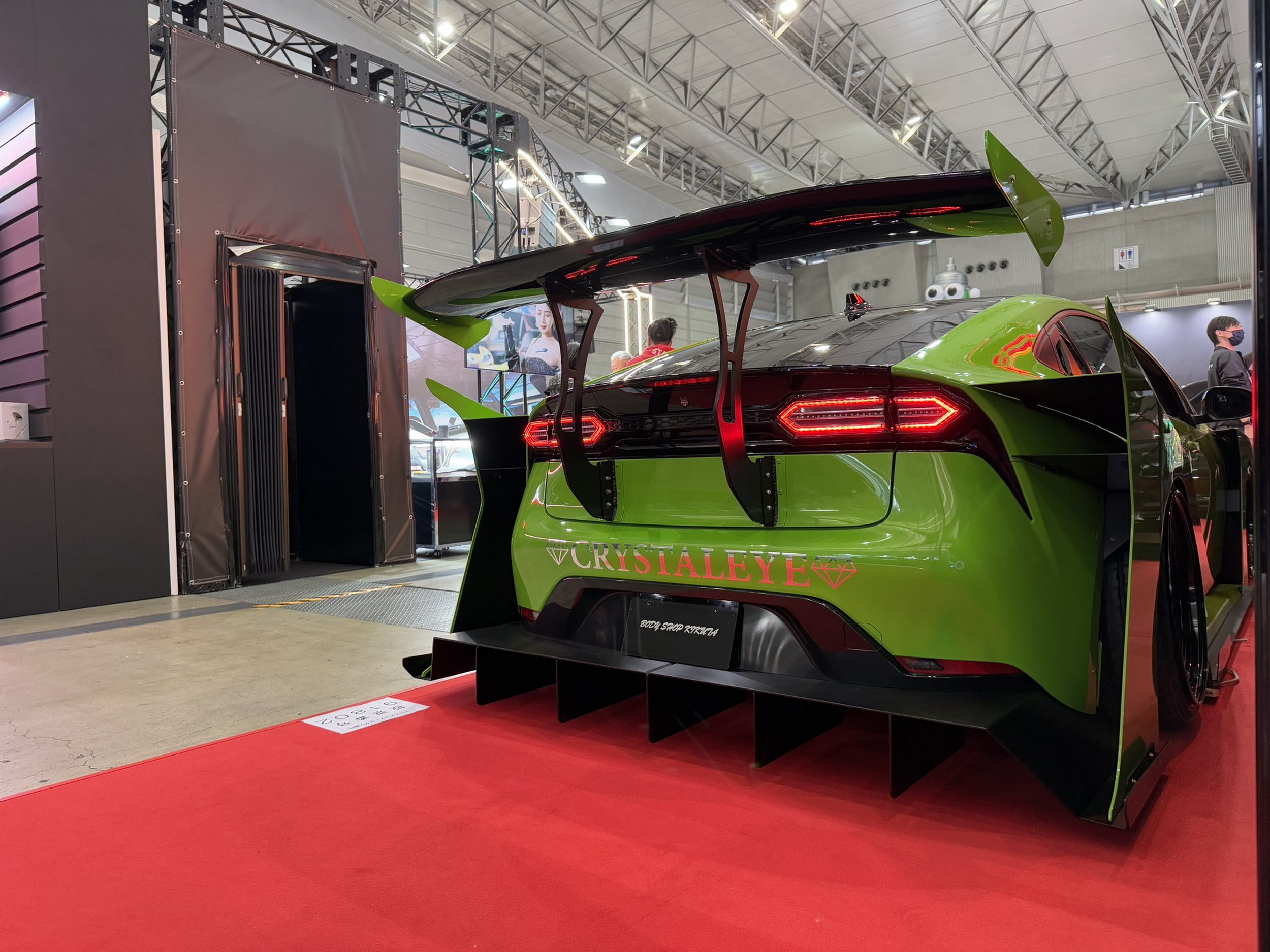 Цей Prius виглядає так, ніби втік з аніме-стріт-рейсингу