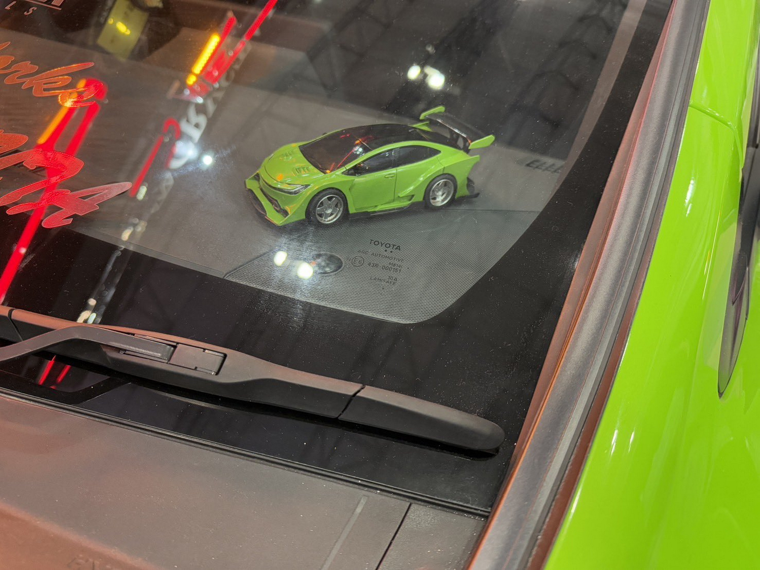 Цей Prius виглядає так, ніби втік з аніме-стріт-рейсингу