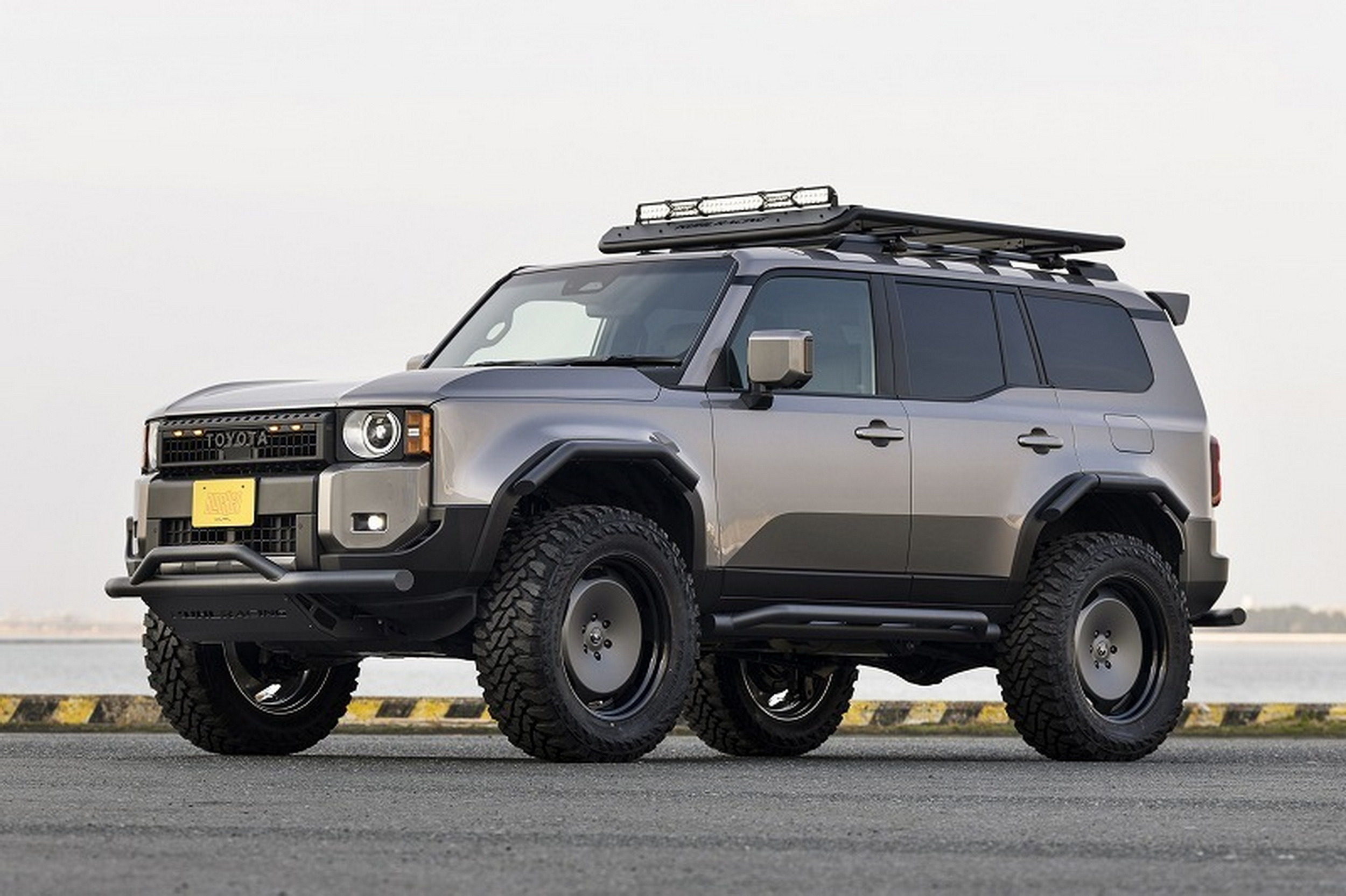 Land Cruiser ini menjulang di atas G-Wagen dan tampak seperti mainan Tonka ukuran asli