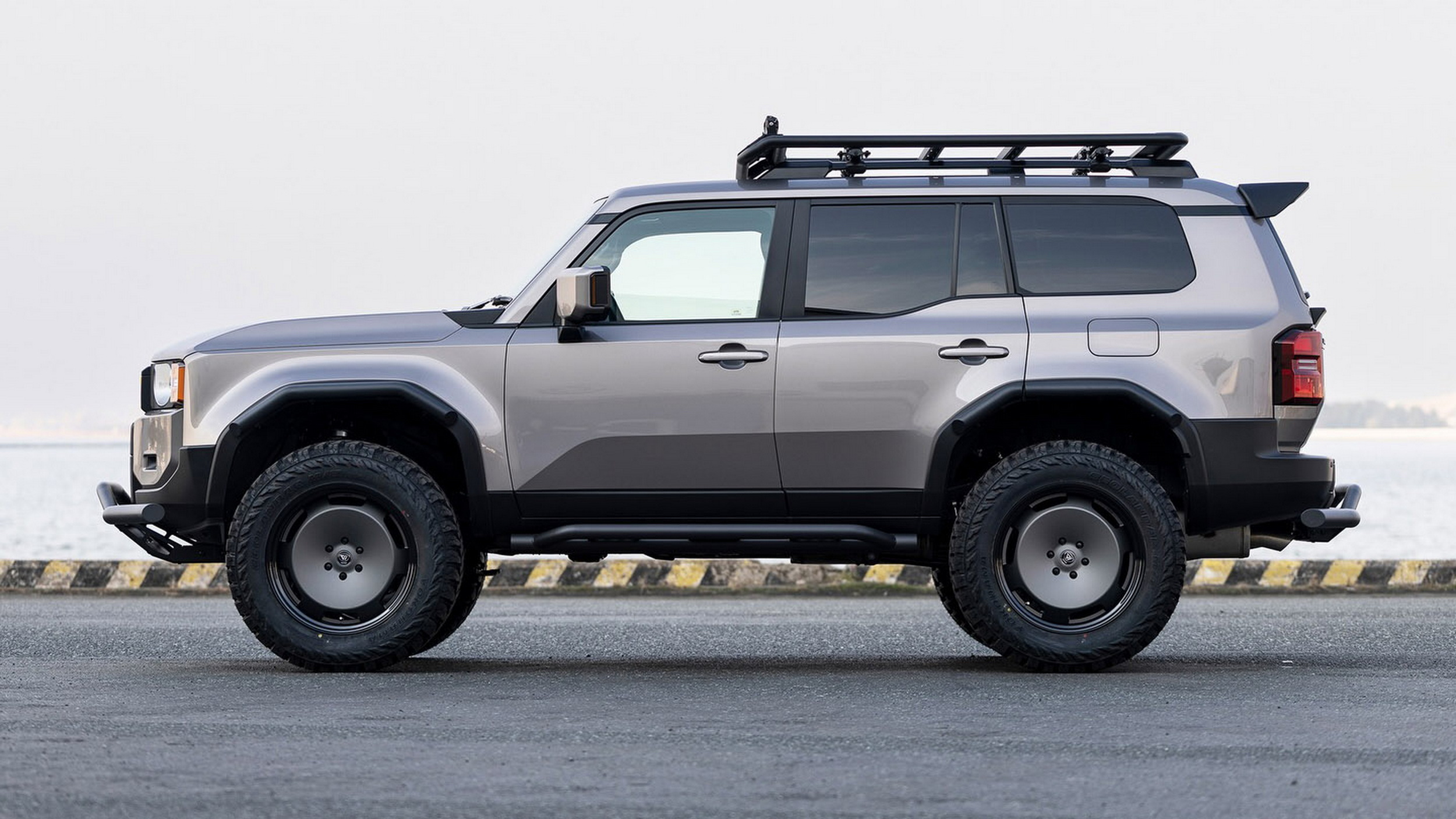 Land Cruiser ini menjulang di atas G-Wagen dan tampak seperti mainan Tonka ukuran asli