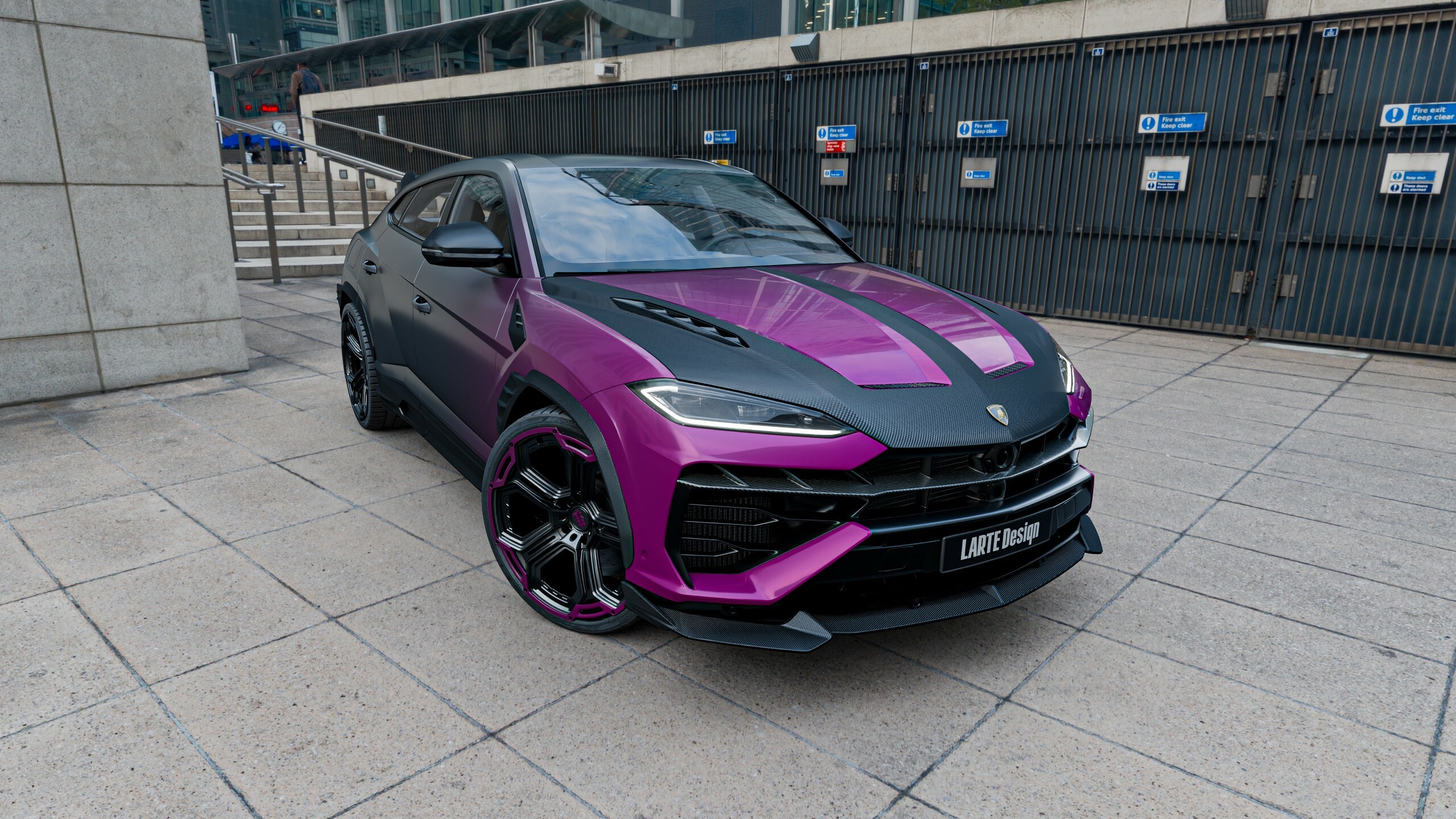 Гібридний Lamborghini від Larte не рятує планету, а лише ваше місце у паркувальника