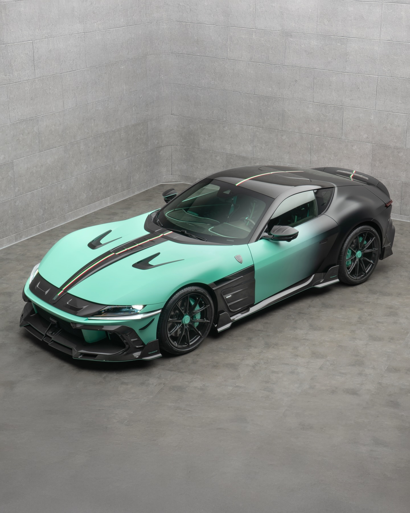 Десь в Італії дизайнер Ferrari щойно кричав у лляну серветку