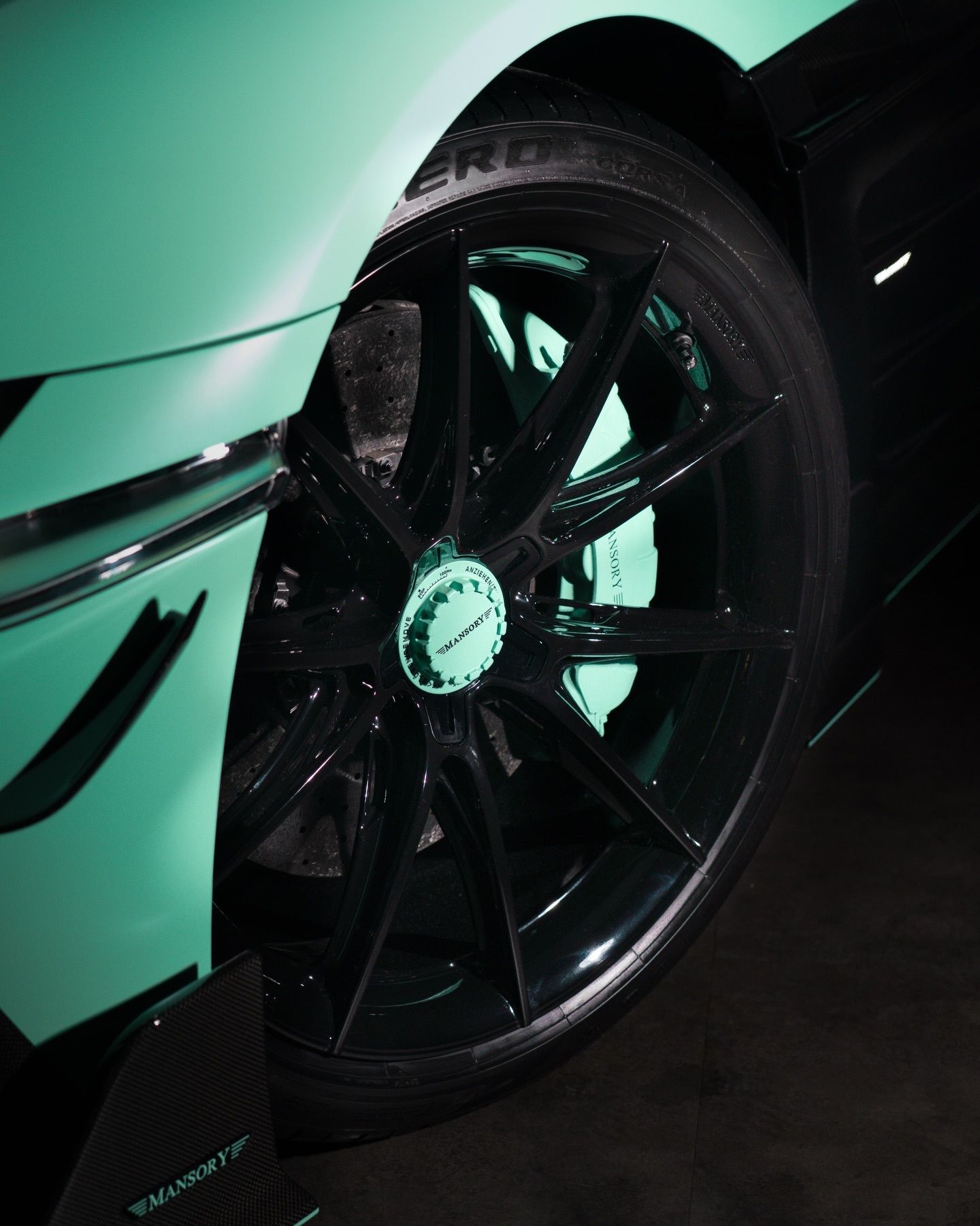 Десь в Італії дизайнер Ferrari щойно кричав у лляну серветку