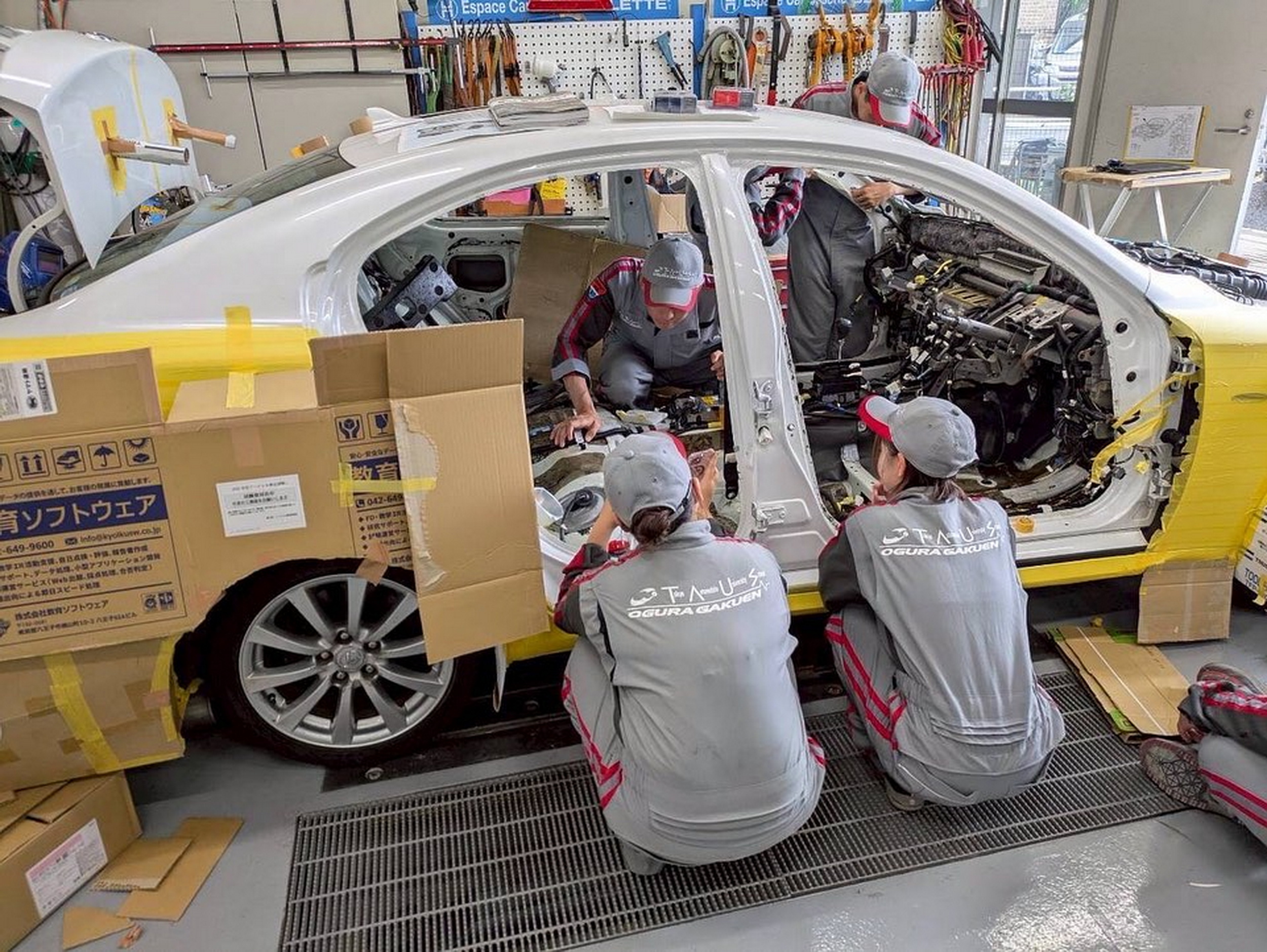 Цей Lexus виглядає так, ніби його створили в Minecraft