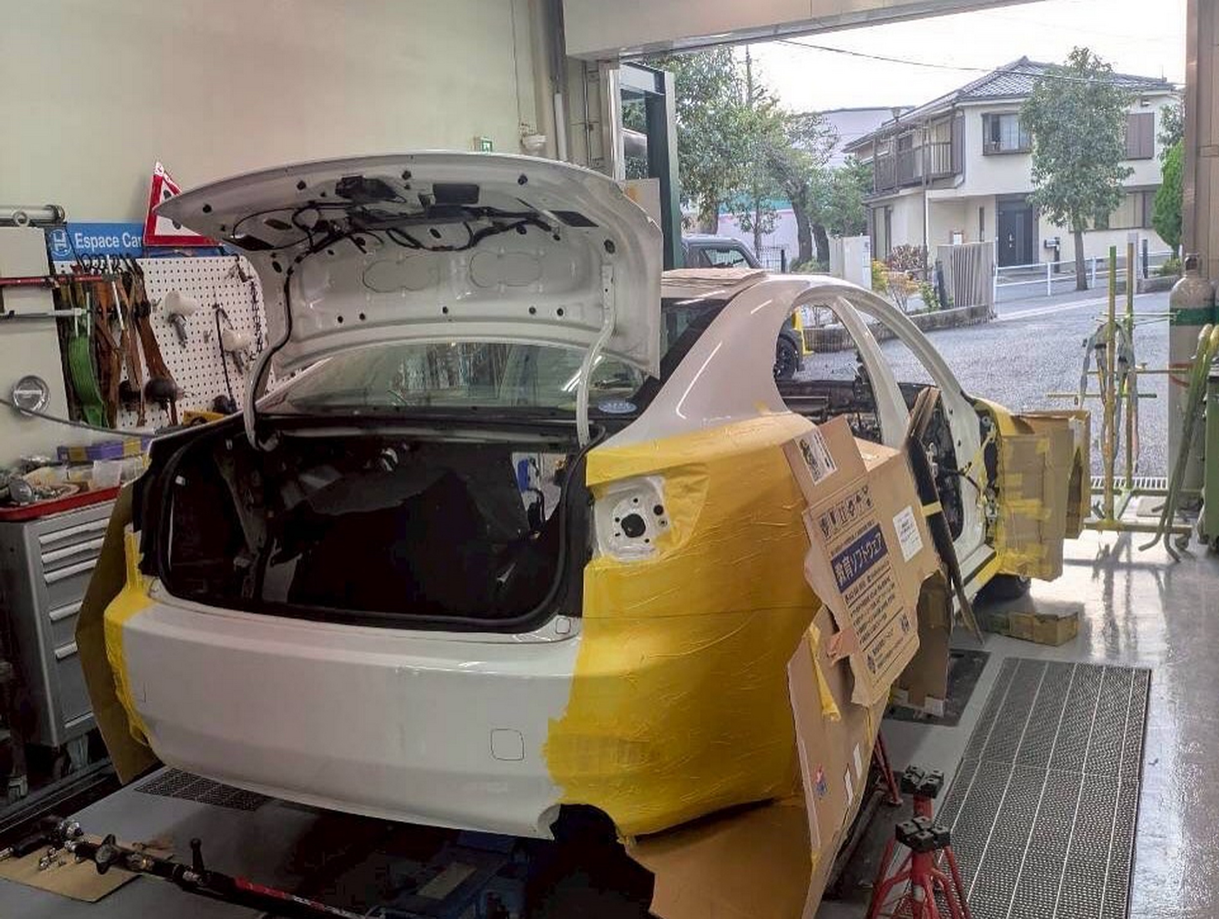 Цей Lexus виглядає так, ніби його створили в Minecraft