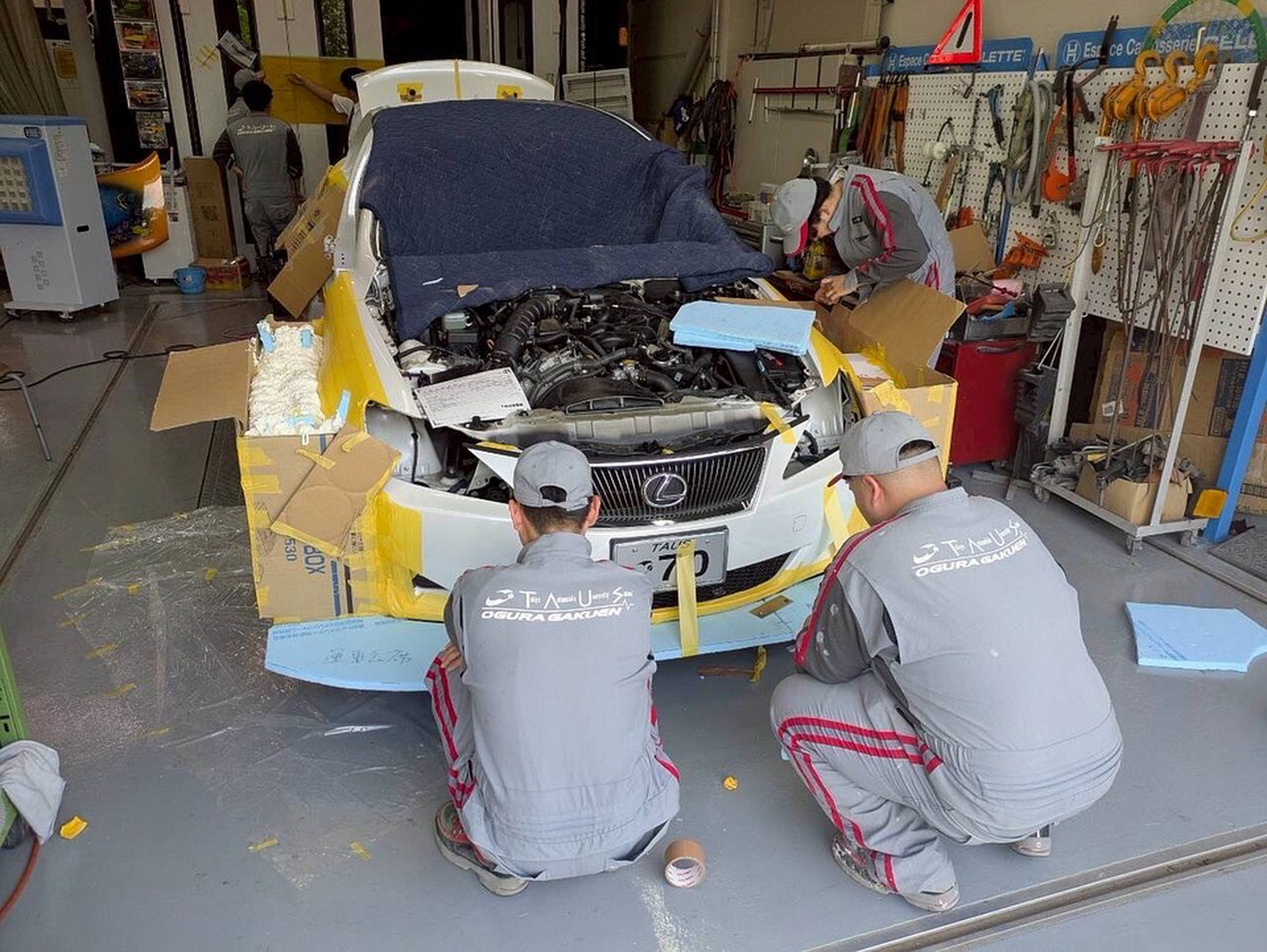 Цей Lexus виглядає так, ніби його створили в Minecraft