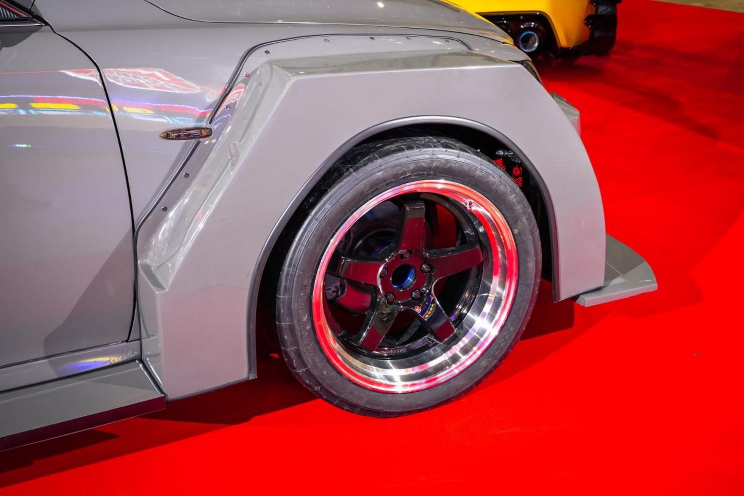 Цей Lexus виглядає так, ніби його створили в Minecraft