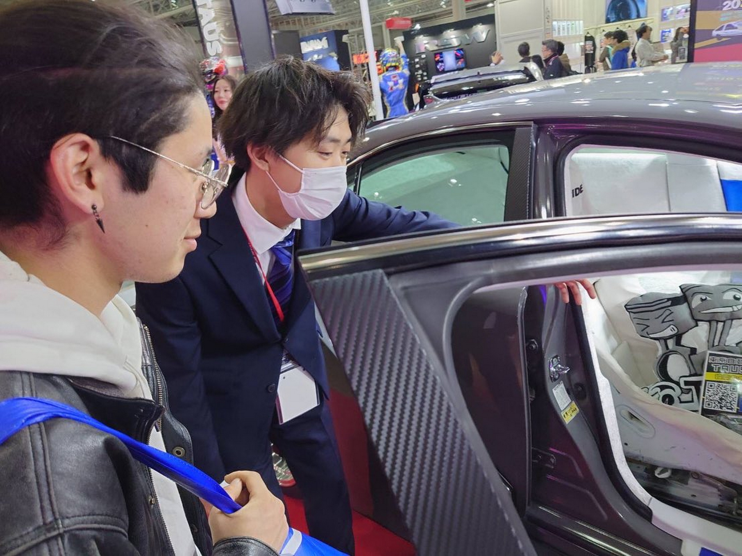 Цей Lexus виглядає так, ніби його створили в Minecraft