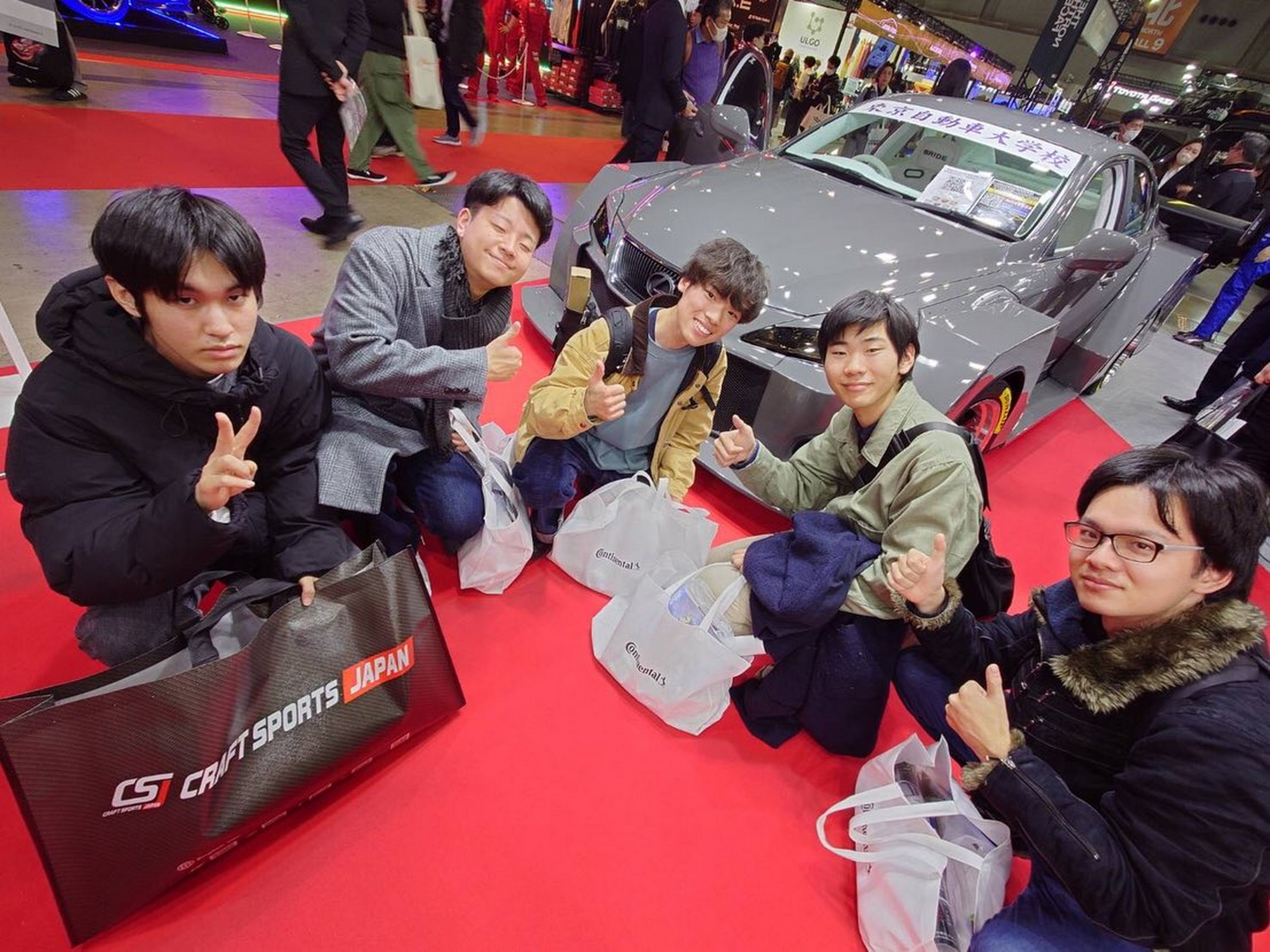 Цей Lexus виглядає так, ніби його створили в Minecraft