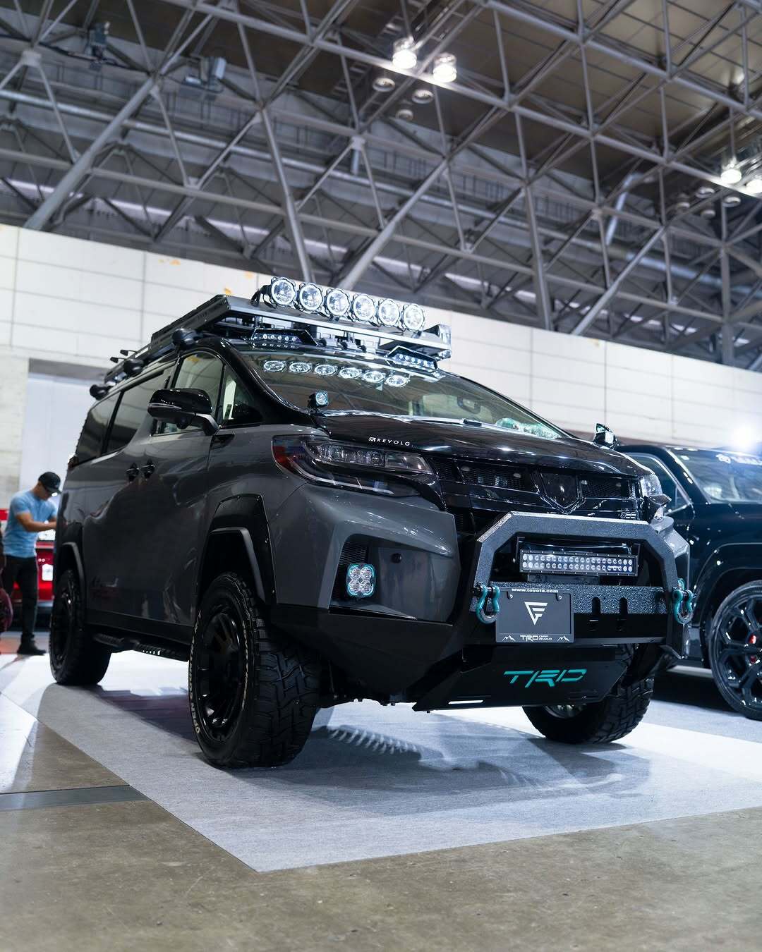 Цей мінівен Toyota хоче стати Land Cruiser