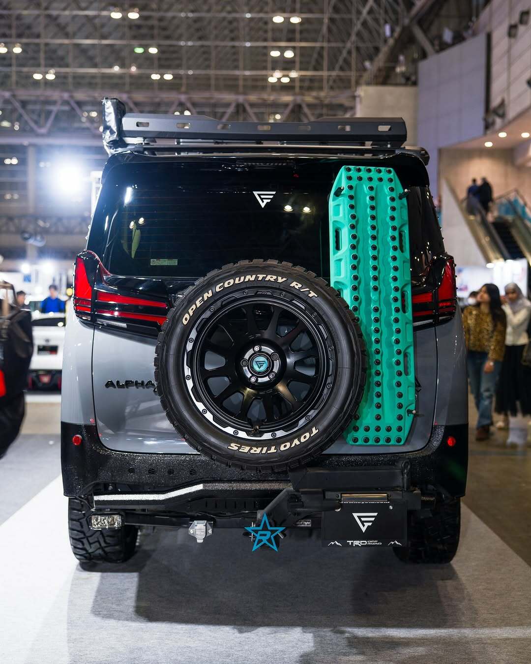 Цей мінівен Toyota хоче стати Land Cruiser