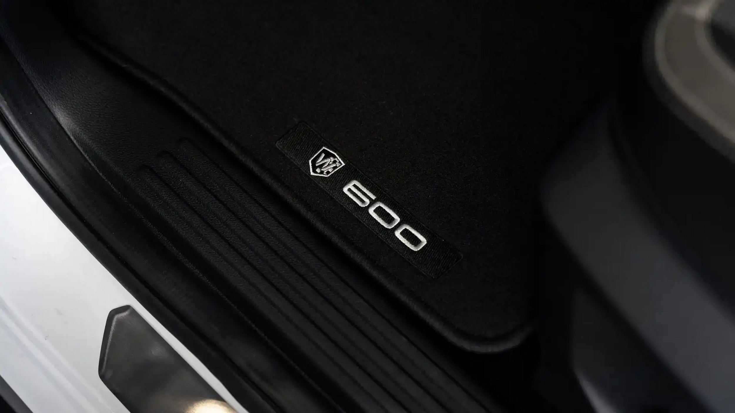 VW створює пікап, який краще проходить повороти, ніж повзе