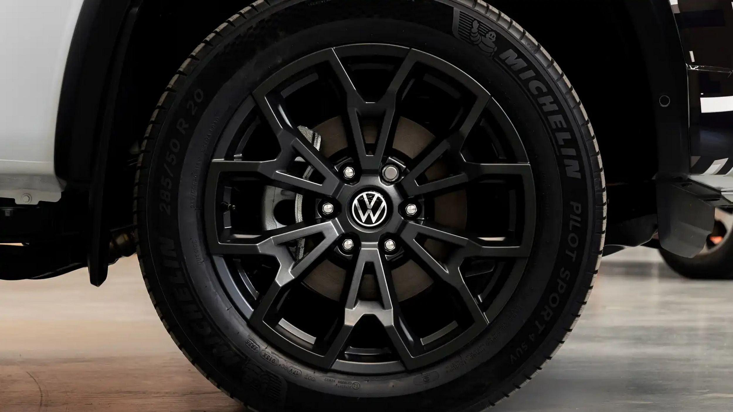 VW створює пікап, який краще проходить повороти, ніж повзе