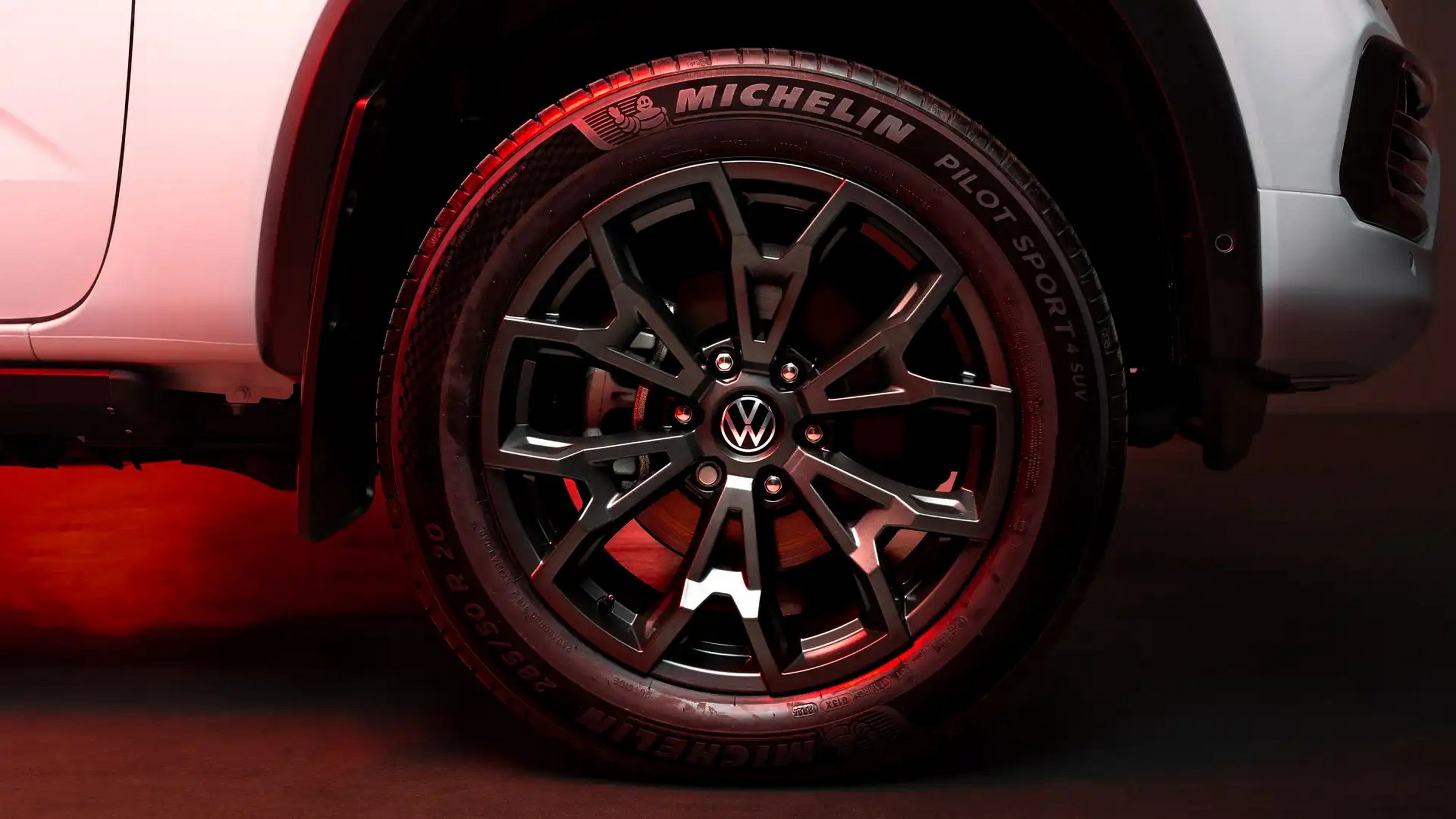 VW створює пікап, який краще проходить повороти, ніж повзе