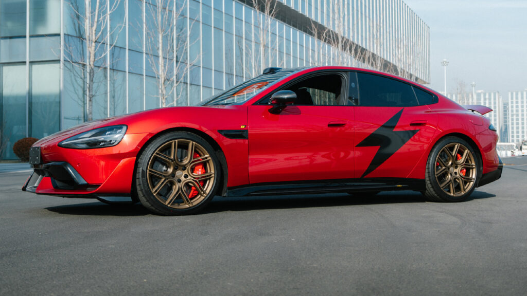 Графік продажів Xiaomi SU7 та Tesla Model 3