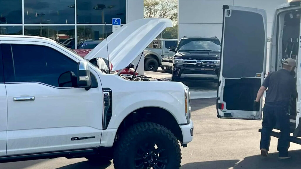  Ford Pays This Technician $160,000 A Year, So Why Can&rsquo;t It Fill 5,000 Jobs?