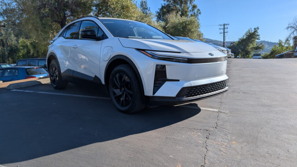   2026 टोयोटा सी-एचआर ने बड़े होने से इनकार कर दिया और पूरी तरह से ईवी रोमांच में लग गई | समीक्षा