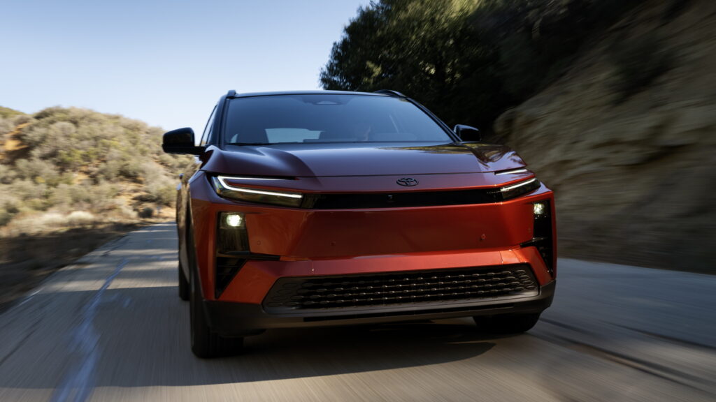   2026 टोयोटा सी-एचआर ने बड़े होने से इनकार कर दिया और पूरी तरह से ईवी रोमांच में लग गई | समीक्षा