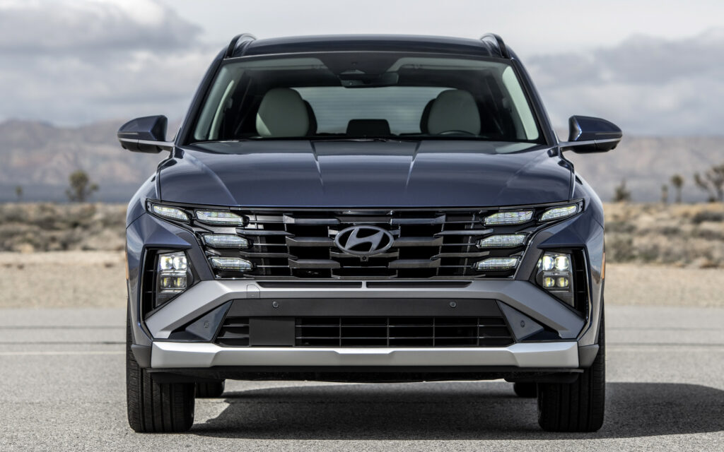 Пошкоджений бампер автомобіля