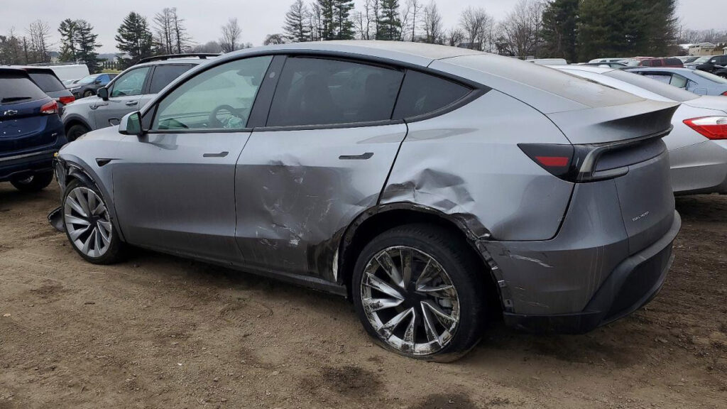 Дилер оглядає автомобіль