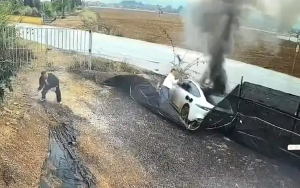 Рятувальники витягують людей з палаючого автомобіля